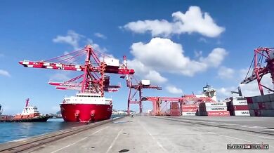 Zhroucení kontejnerového jeřábu v přístavu Keelung