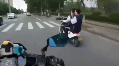 Karma pro motorkáře ukazujícího prostředníček na skútraře