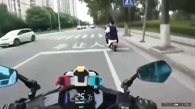 Karma pro motorkáře ukazujícího prostředníček na skútraře