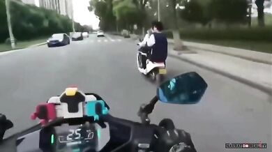 Karma pro motorkáře ukazujícího prostředníček na skútraře