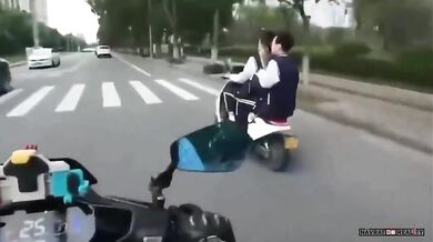 Karma pro motorkáře ukazujícího prostředníček na skútraře