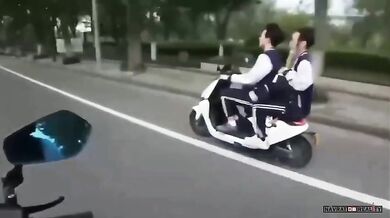 Karma pro motorkáře ukazujícího prostředníček na skútraře