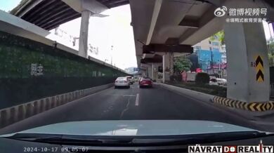 Skútrař skončil pod koly vozidla poté, co uklouznul na železničním přejezdu