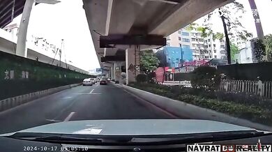 Skútrař skončil pod koly vozidla poté, co uklouznul na železničním přejezdu