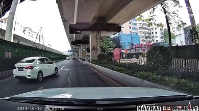 Skútrař skončil pod koly vozidla poté, co uklouznul na železničním přejezdu