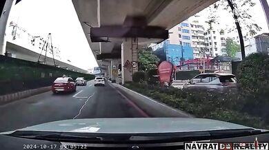 Skútrař skončil pod koly vozidla poté, co uklouznul na železničním přejezdu