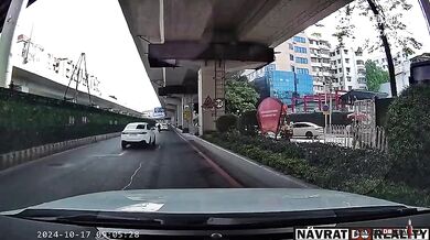 Skútrař skončil pod koly vozidla poté, co uklouznul na železničním přejezdu