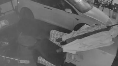 Zaplavená garáž způsobila požár vozu Tesla