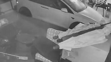 Zaplavená garáž způsobila požár vozu Tesla