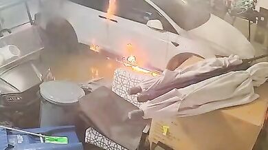 Zaplavená garáž způsobila požár vozu Tesla