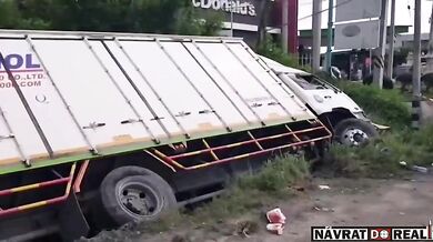 Záhadný objekt zranil řidiče kamionu a způsobil nehodu na silnici