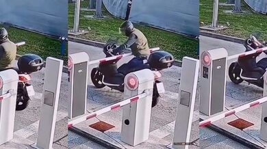 Skútrař vs. brána