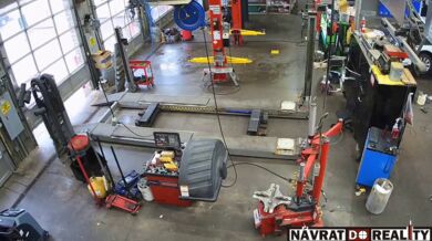 Mechanik v Coloradu přežil nehodu, kdy ho v autodílně srazilo auto