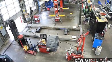 Mechanik v Coloradu přežil nehodu, kdy ho v autodílně srazilo auto