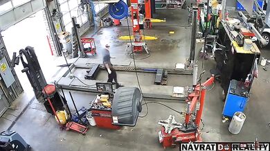 Mechanik v Coloradu přežil nehodu, kdy ho v autodílně srazilo auto