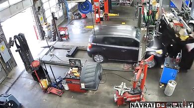 Mechanik v Coloradu přežil nehodu, kdy ho v autodílně srazilo auto