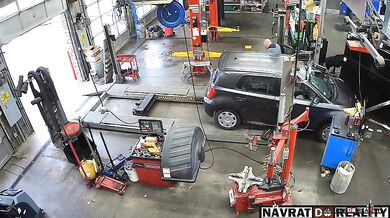 Mechanik v Coloradu přežil nehodu, kdy ho v autodílně srazilo auto