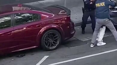 Muž přišel při zatýkání téměř o kalhoty