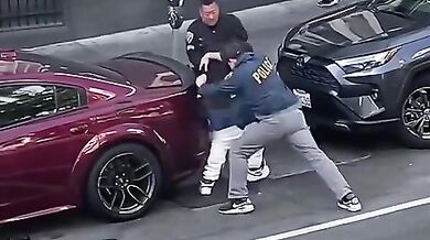 Muž přišel při zatýkání téměř o kalhoty