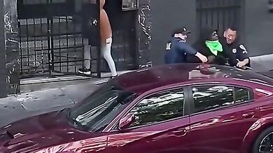 Muž přišel při zatýkání téměř o kalhoty