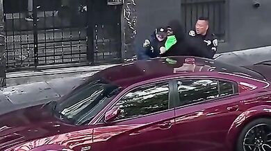 Muž přišel při zatýkání téměř o kalhoty