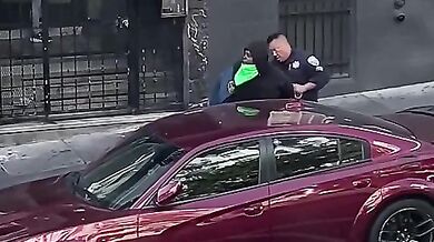 Muž přišel při zatýkání téměř o kalhoty