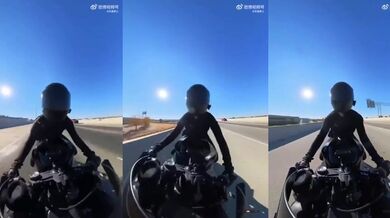 Motorkářka se snaží zvládnout roztřesenou mašinu