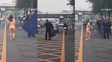 Nahá žena vyšiluje na rušné silnici v Číně