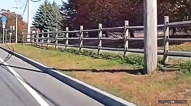 Cyklista zapomněl, že veze své dítě...