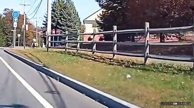 Cyklista zapomněl, že veze své dítě...