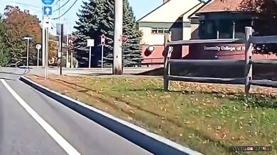 Cyklista zapomněl, že veze své dítě...