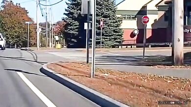 Cyklista zapomněl, že veze své dítě...