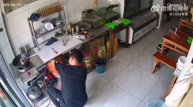 Výbuch plynu v kuchyni spálil muži kalhoty