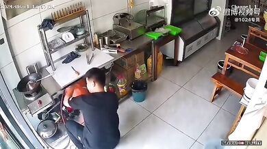 Výbuch plynu v kuchyni spálil muži kalhoty