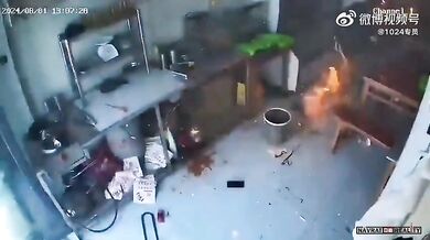 Výbuch plynu v kuchyni spálil muži kalhoty