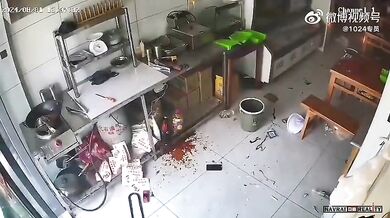 Výbuch plynu v kuchyni spálil muži kalhoty