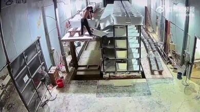 Nehoda se záchody ve skladu