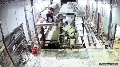 Nehoda se záchody ve skladu