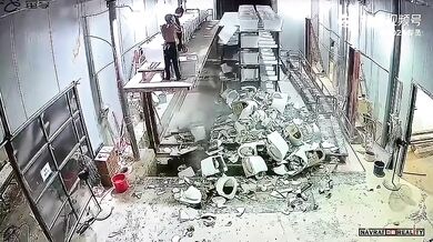 Nehoda se záchody ve skladu