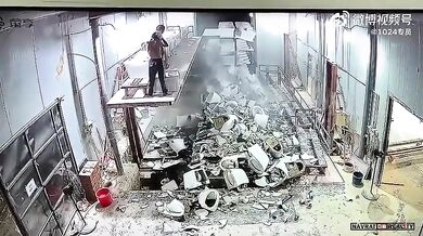 Nehoda se záchody ve skladu