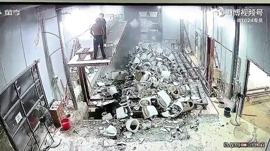 Nehoda se záchody ve skladu