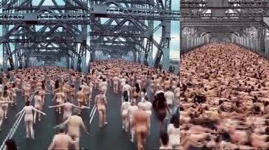 Tisíce nahých lidí obsadily Story Bridge v Brisbane na oslavu 30 let umění Spencera Tunicka