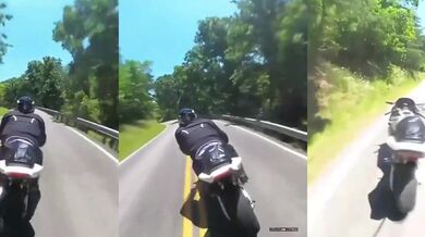 Motorkář katapultovaný přes svodidla