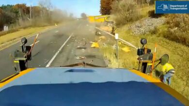 Silniční pracovník jen o vlásek unikl srážce s nákladním vozem