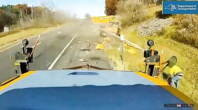 Silniční pracovník jen o vlásek unikl srážce s nákladním vozem