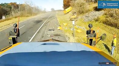 Silniční pracovník jen o vlásek unikl srážce s nákladním vozem