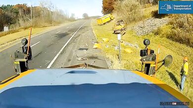 Silniční pracovník jen o vlásek unikl srážce s nákladním vozem