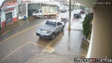 Motorkář zemřel po střetu s korbou vyjíždějící dodávky