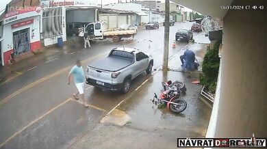 Motorkář zemřel po střetu s korbou vyjíždějící dodávky