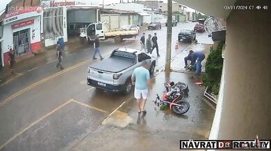 Motorkář zemřel po střetu s korbou vyjíždějící dodávky